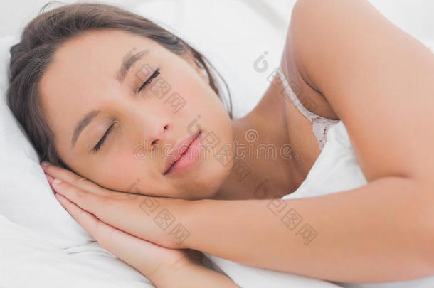 沉着的女人睡在床上