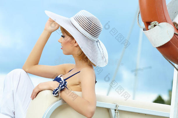 戴帽子的漂亮夏天女人