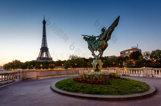 <strong>比尔</strong>哈基姆大桥和埃菲尔铁塔上的法国重生雕像