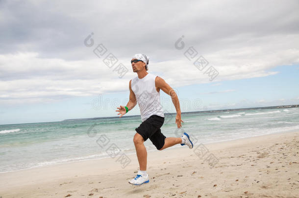 <strong>男</strong>子在沙滩上慢跑<strong>夏季</strong>运动健身