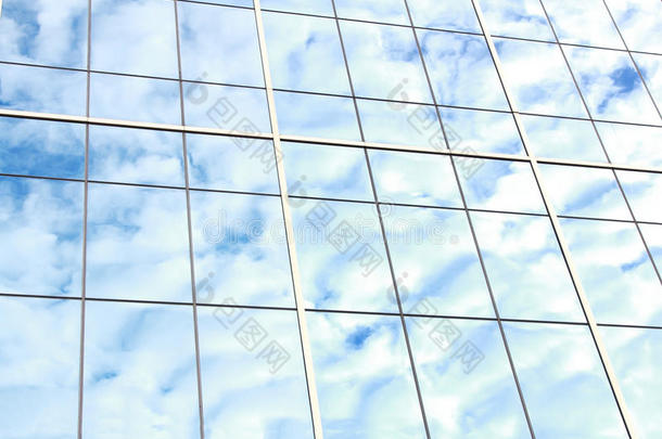 蓝天映照商务大厦玻璃