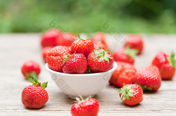 新鲜可口的甜草莓大特写室外花园