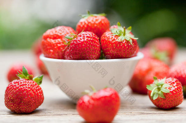 新鲜可口的甜草莓<strong>大特写</strong>室外花园