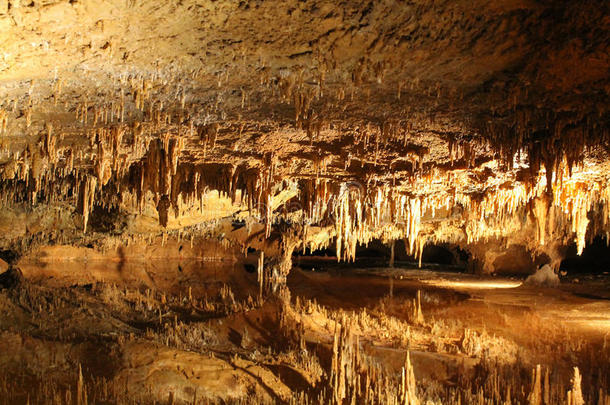 地下洞穴梦幻湖鲁雷洞穴