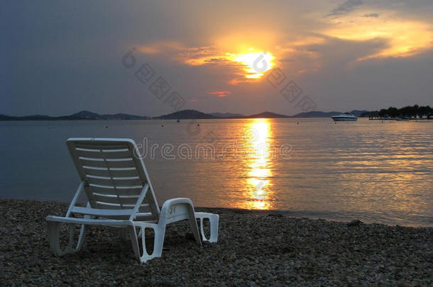 克罗地亚斯普利特日落-白色沙滩躺椅
