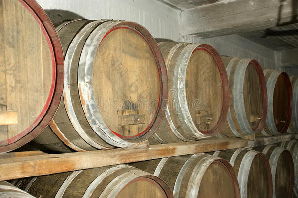 葡萄酒在酒厂成熟的橡木桶