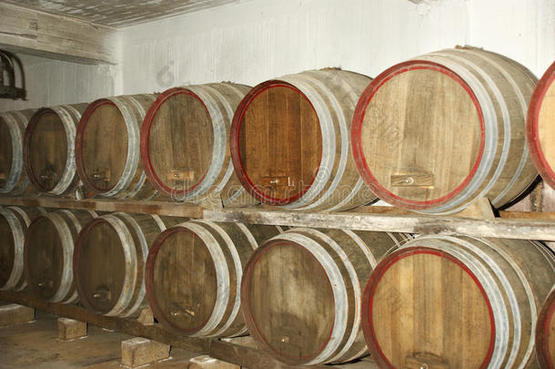 葡萄酒在酒厂成熟的橡木桶