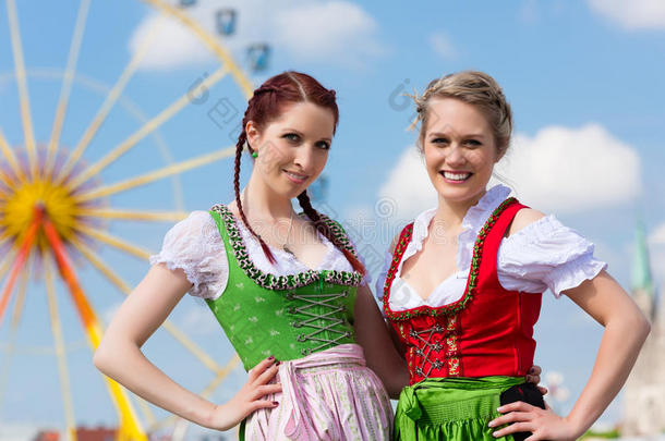 节日时穿着传统巴伐利亚服装或德兰的妇女