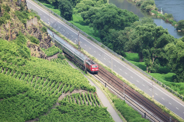 德国葡萄园的火车和公路
