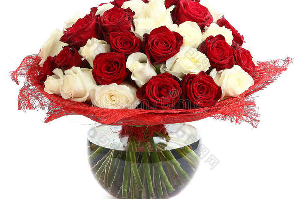 由红玫瑰和白玫瑰组成的花。一大束杂色玫瑰。设计一束不同颜色的玫瑰