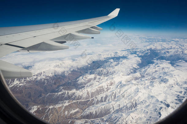 飞机在雪山上空的俯瞰图
