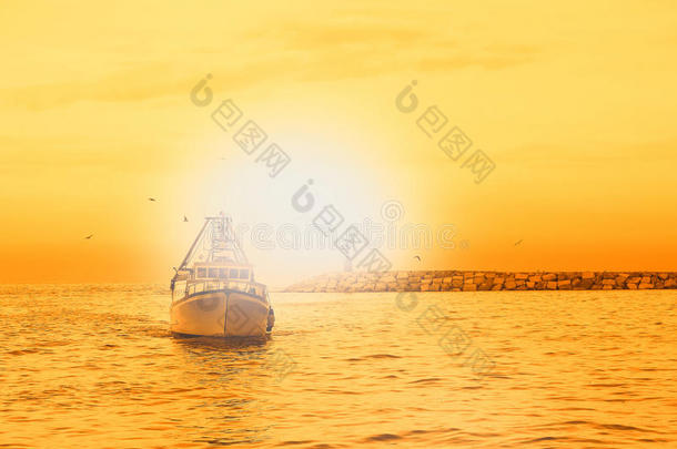 橘色天空的海上小船