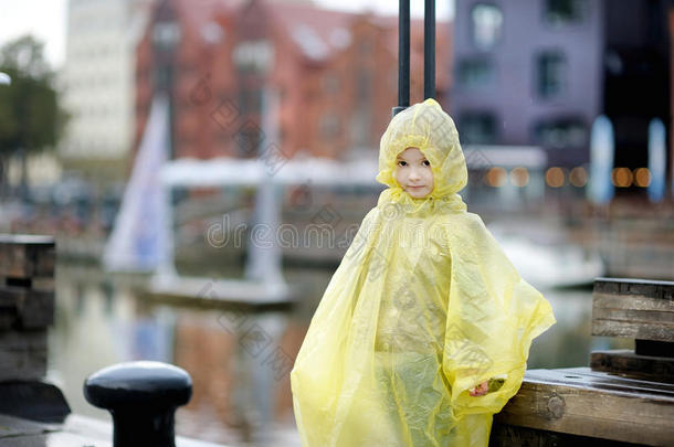穿着雨衣的可爱小女孩