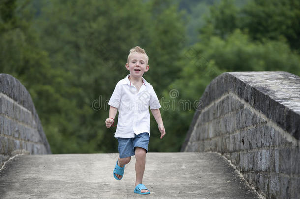 暑期：小男孩在桥上跑步