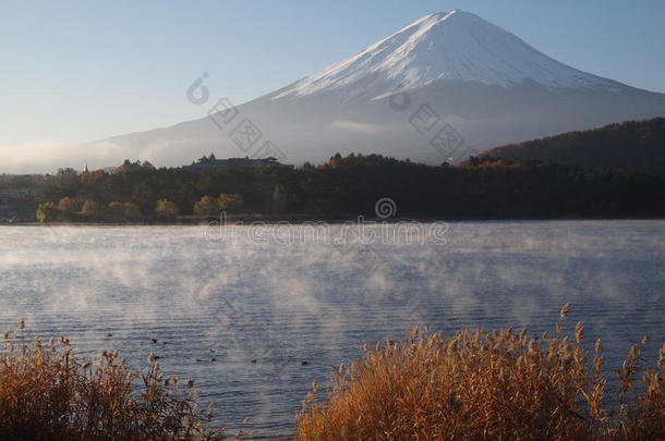 晨雾与富士山