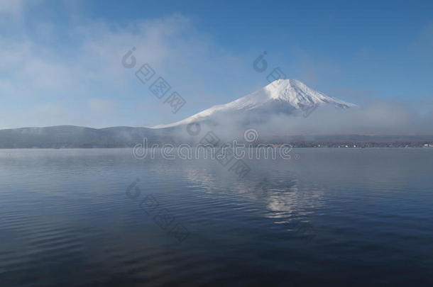晨雾与富士山