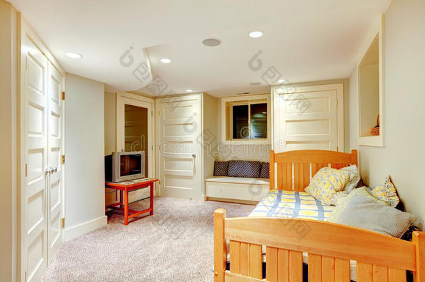 干净明亮的地下室<strong>卧室</strong>，白色墙壁和<strong>地毯</strong>。