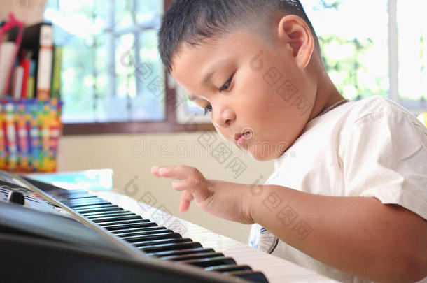 小男孩弹钢琴