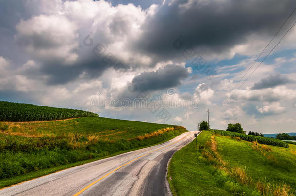 宾夕法尼亚州约克县南部农村的乡村道路和农田