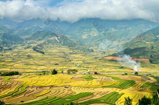 丰收时节的山谷美景。