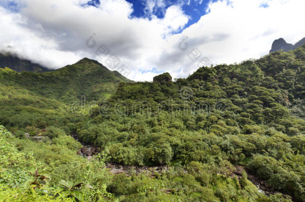 大溪地。波利尼西亚。山上的云彩。全景图