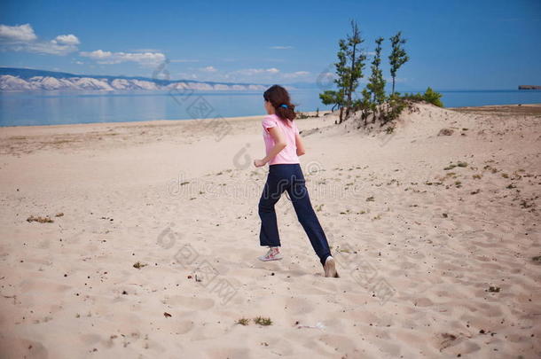 女孩在奥尔洪岛沙滩跑步
