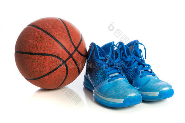 蓝色篮球鞋在白色
