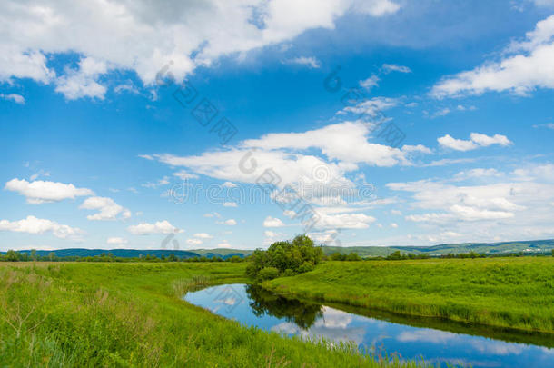 宁静的夏日乡村景观