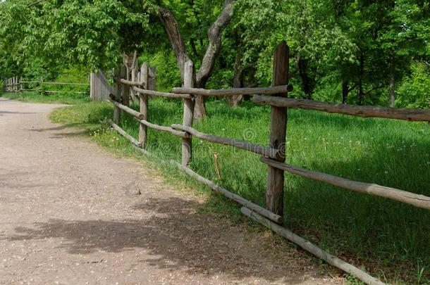 夏季用板条篱笆围起来的乡间小路