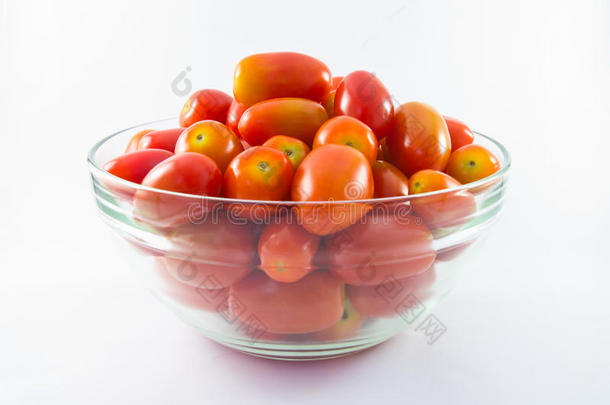 玻璃碗里的小西红柿
