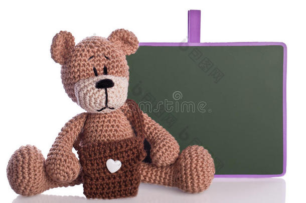 带包和黑板的泰迪熊