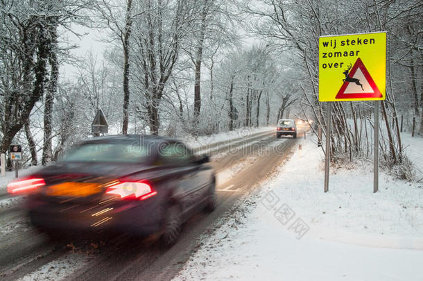 暴风雪中<strong>快速行驶</strong>的汽车刹车