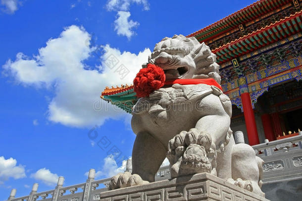 中国狮子雕像对抗蓝天