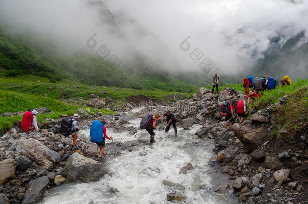 徒步旅行团横渡山河