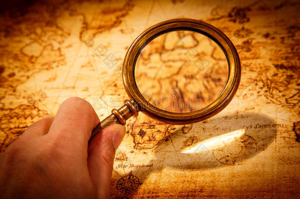 古老的放大镜躺在一张古老的世界地图上