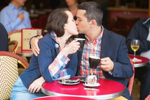 巴黎街头咖啡馆里的情侣，亲吻