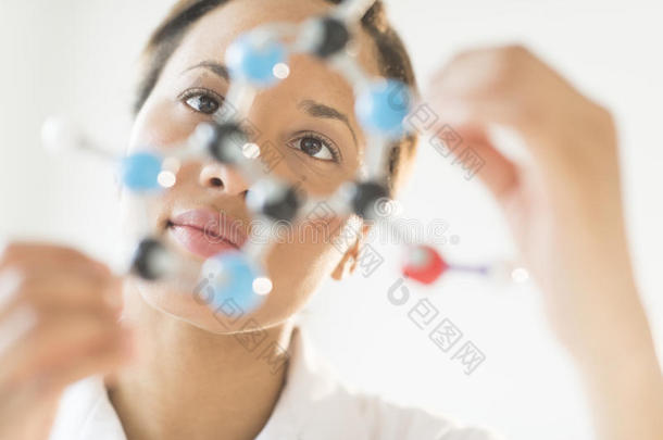 医生在实验室检查分子结构