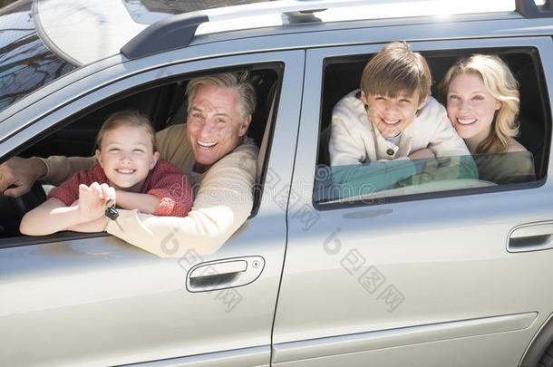 坐在车上和<strong>家人一起看</strong>车钥匙的女孩