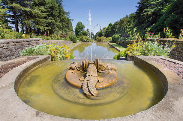 文艺复兴海豚雕塑喷泉
