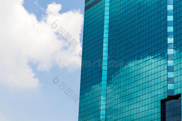 天空和云层反射的高层玻璃建筑
