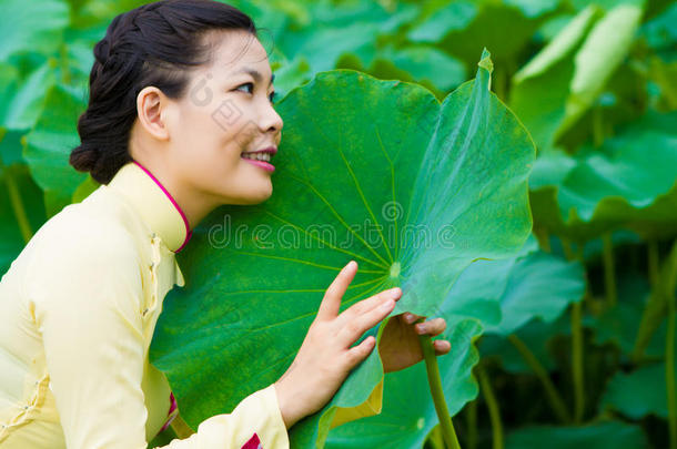 荷花园传统服饰美女戏