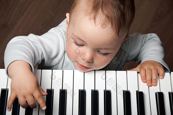 婴儿用<strong>钢琴</strong>键盘演奏音乐