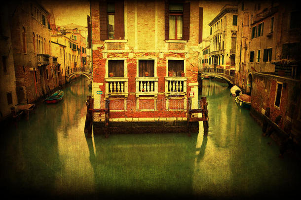 威尼斯运河和老建筑的复古风格图片