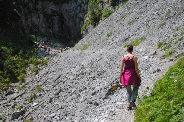 在山间的旅游线路上徒步旅行的妇女
