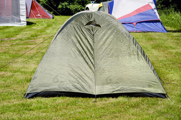 夏草地上的帐篷露营