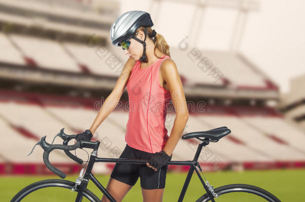 青年女子职业自行车运动员与赛车合影自行车模型配备专业运动装备，隔离