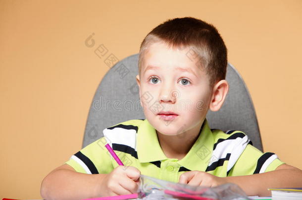 小可爱的男孩用彩色铅笔画画