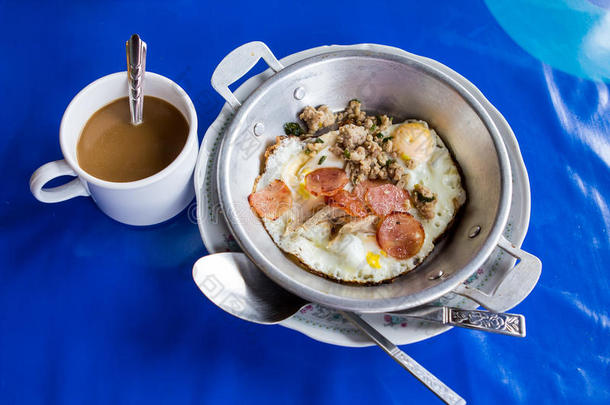 煎鸡蛋和热锅和咖啡