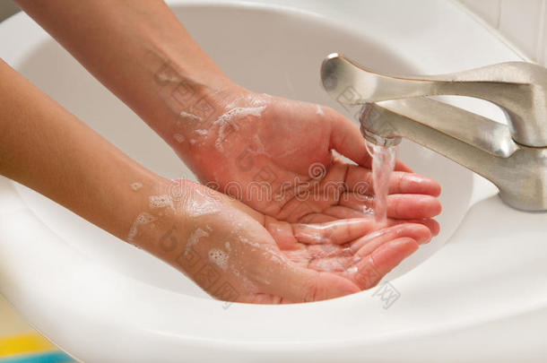 用肥皂洗手，手卫生