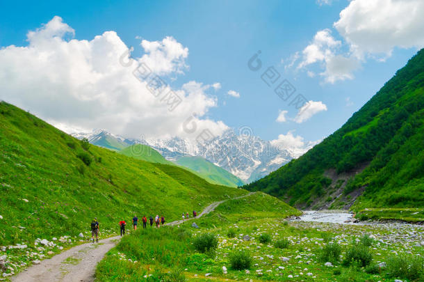 在斯瓦内蒂徒步旅行的年轻徒步旅行者